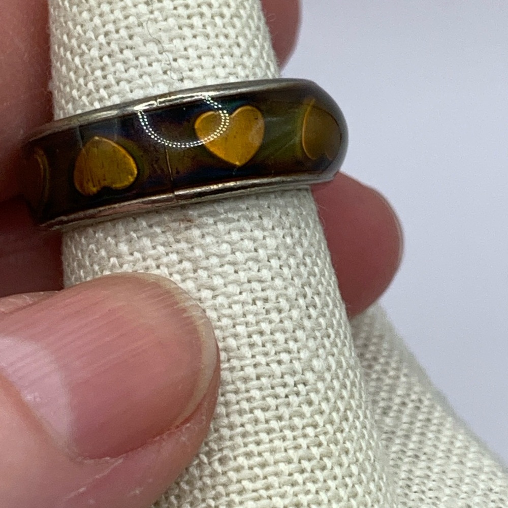 Vintage 1970s Mood Ring Size 8 Color Changing Hearts Band - Picture 5 of 6